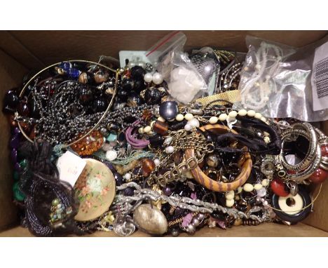 Large selection of mixed beaded jewellery. P&amp;P Group 1 (£14+VAT for the first lot and £1+VAT for subsequent lots) 