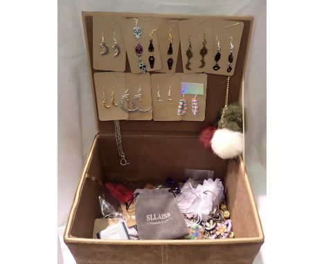 Costume jewellery collection in brown faux suede leather box. P&amp;P Group 2 (£18+VAT for the first lot and £3+VAT for subse