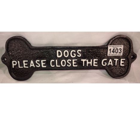 Cast iron dogs please close the gate sign, L: 30 cm. P&amp;P Group 1 (£14+VAT for the first lot and £1+VAT for subsequent lot