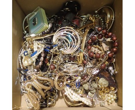 Quantity of unsorted costume jewellery. P&amp;P Group 1 (£14+VAT for the first lot and £1+VAT for subsequent lots) 