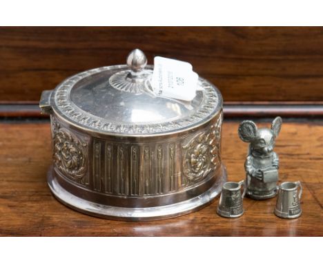 A plated, hinged trinket box, a pewter mouse and two miniature pewter tankards (4)