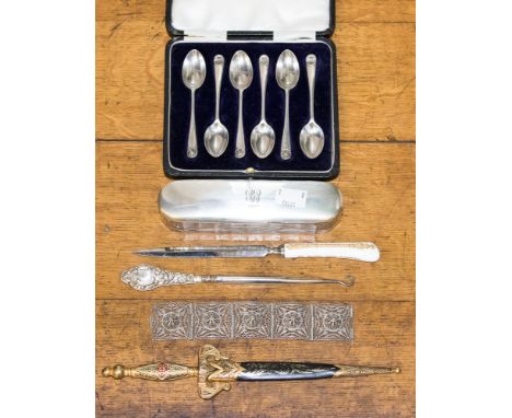 A cased set of silver teaspoons marked London 1908, weight 65 grm approx. with a silver topped toilet jar and button hook and