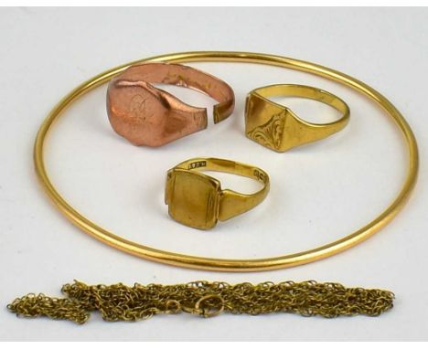 Two 9ct gold signet rings, sizes, O and L and a 9ct rose gold example, size T (af cut shank), a 9ct gold dainty chain with ri