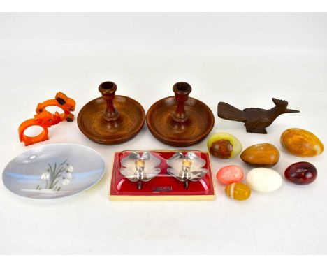 A collectors' lot comprising various polished onyx eggs, a wooden kookaburra, two vintage Bakelite napkin rings in the form o