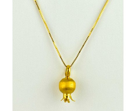 An 18ct gold pineapple-shaped pendant on a dainty gold chain with ring clasp, length 40cm, approx. 2.1g.
