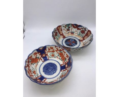 Two 20th century Japanese Imari scalloped rimmed bowls, Largest measures 21cm in diameter 