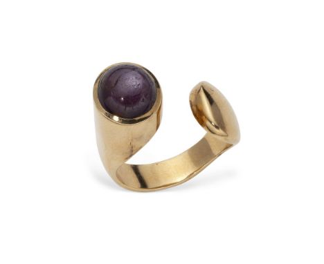 14k yellow gold ring set with Birman star ruby cabochon Hallmarks: ‘585’, ‘FP’ size: 53 gross weight: 7.82 gr. Upon the buyer