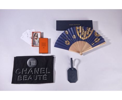 Comprising: Harry Winston fan, H. 23 cm Harry Winston blue leather luggage tag, H. circa 10 cm Hermès Knotting cards in origi