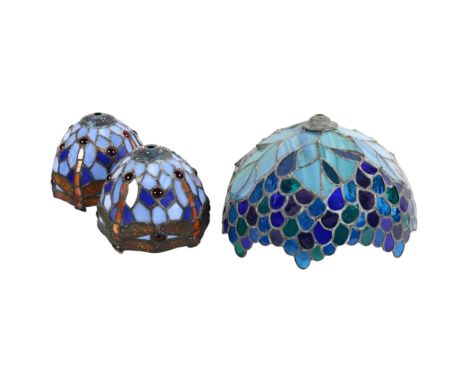 A group of 3 Tiffany style lamp shades, including a larger ceiling fitting, diameter 27cm, and 2 smaller lamp shade fittings 