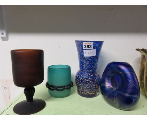 Four pieces of decorative art glass (4) 