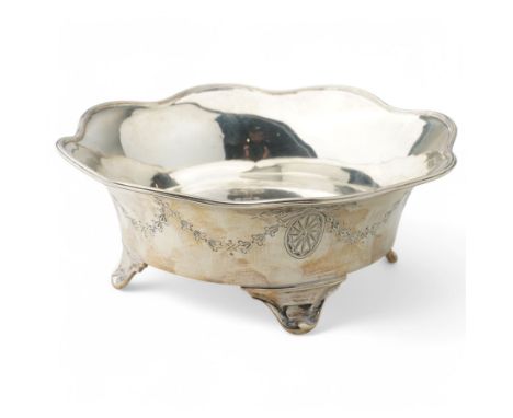 Silver bowl with scalloped edge and engraved decoration on four bracket shape feet D15cm Sheffield 1911 Maker Elkington & CoC