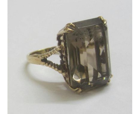 9ct. Gold Smokey Quartz Trap Cut Ring, stone approx. 1 1/2 cm x 1 1/4 cm size K 