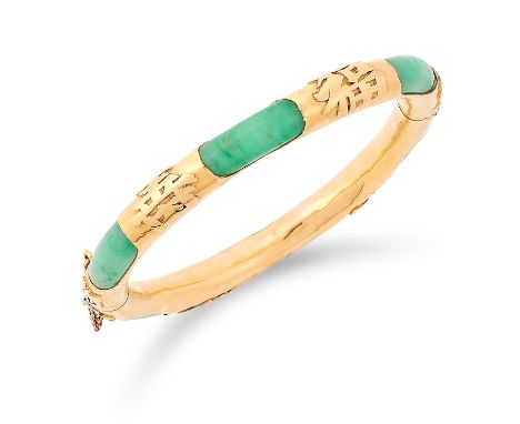 JADEITE JADE BANGLE set with polished jade, 6cm inner diameter, 30.2g.