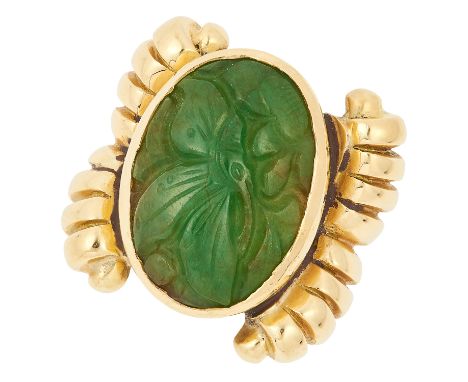 CARVED JADE RING set with a carved cabochon jade depicting flowers, size L / 5.5, 17.4g.