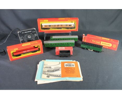 Box of various Triang, Hornby and Dublo 00 gauge items and accessories to include: R.344 track cleaning car; R.745 LNER full 
