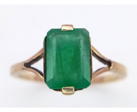 A 9K GOLD EMERALD  RING .  2.1 gms   size N/O 