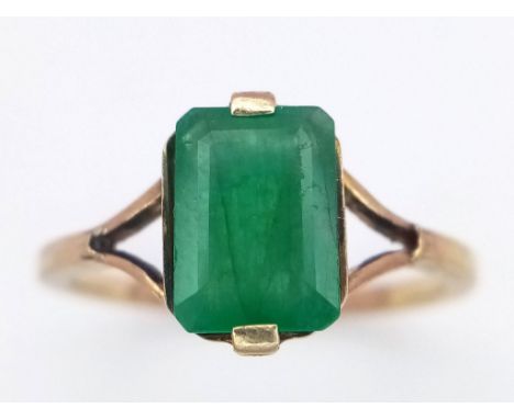 A 9K GOLD EMERALD  RING .  2.1 gms   size N/O 