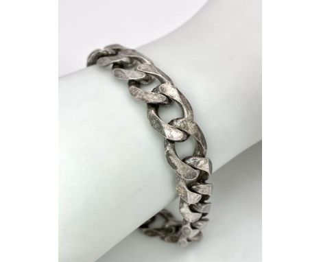 A vintage 925 silver curb link bracelet. Total weight 31.5G. Total length 24cm. 