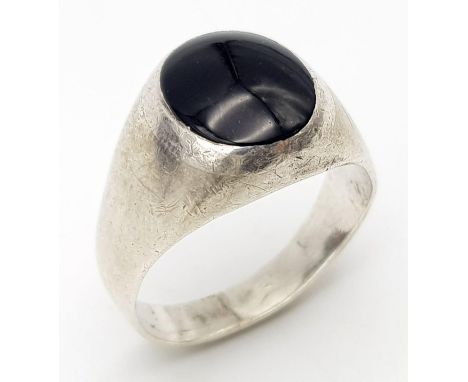 A Vintage 925 Sterling Silver Black Onyx Signet Ring. Size U. 11.75g weight.