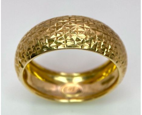 A 9K GOLD BAND RING WITH GEOMETRIC PATTERN . 1.4gms size R