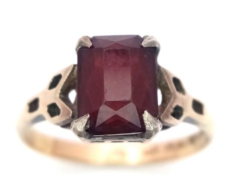 A Vintage 9K Yellow Gold Garnet Ring. Size M. 2.4g weight.