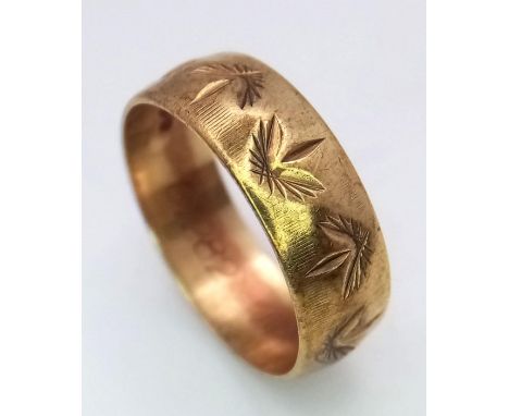 9K YELLOW GOLD ENGRAVED BAND RING - 2.7G TOTAL WEIGHT - SIZE L 