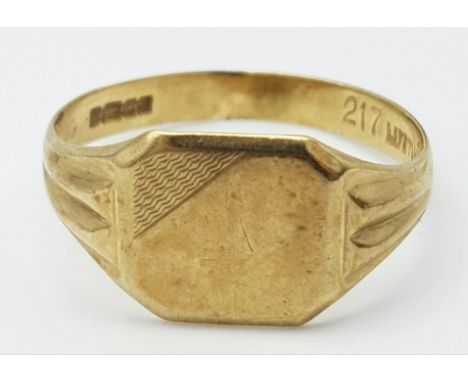 A Vintage 9K Yellow Gold Signet Ring. Size T. 2.65g weight. 