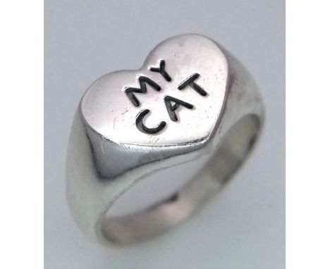 A STERLING SILVER HEART SIGNET RING, ENGRAVED WITH 'MY CAT', AND A SILHOUETTE OF A CAT ENGRAVED ON THE INSIDE BAND, WEIGHT 5G