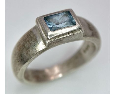 A Vintage 925 Silver and Aquamarine Ring. Size P. 6.2g weight. Comes with a case.