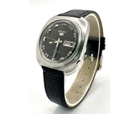 A Vintage Seiko 5 Automatic Gents Watch. Stainless steel case - 38mm. 21 jewels. Black dial with day/date window. In working 