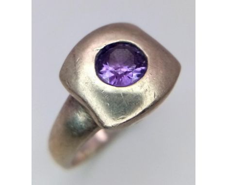 A vintage 925 silver Amethyst ring setting on square face. Total weight 6.6G. Size P. 
