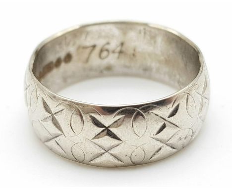 A 9K WHITE GOLD PATTERNED BAND RING  .   3.5gms   size J 
