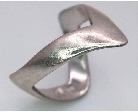 A vintage sterling silver wishbone ring. Total weight 4G. Size P 