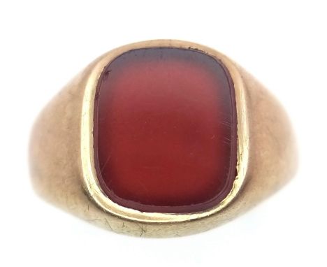 A Vintage Classic 9K Yellow Gold Carnelian Signet Ring. Size M. 2.61g weight. 