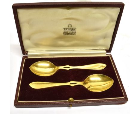 A BOXED SET OF GARRARD &amp; CO SILVER GILT PRESERVE SPOONS Condition Report : Condition: very good, minor wear and tear only