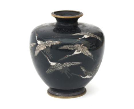  A Japanese cloisonné vase decorated with cranes, signed, first half 20th century. H. 9,8 cm.