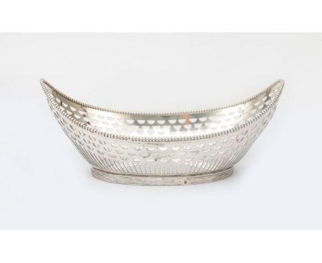  A Dutch ajour sawn 2nd grade silver bread basket with pearl rim on filleted stand ring. Masters hallmark possible: Gebroeder