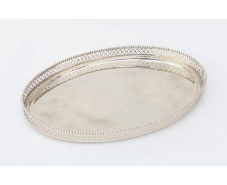  A Dutch 2nd grade silver oval serving dish with ajour-sawn gallery rim and pearl rim. Masters hallmark: Kempen Begeer &amp; 