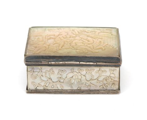  A mother of pearl snuff box with 835 silver mount. On the lid  a carved relief of an allegorical scene depicting a lady surr