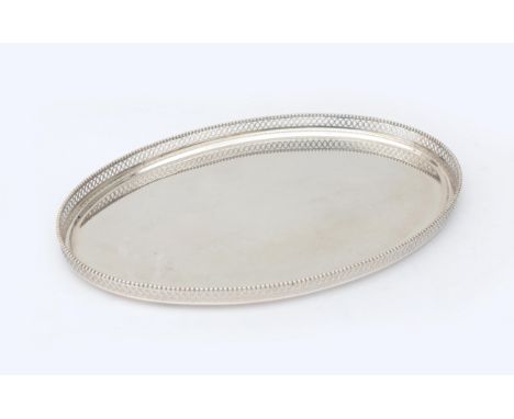  A Dutch 2nd grade oval serving dish with ajour-sawn gallery rim and pearl rim. Masters hallmark: Van Kempen, Voorschoten. 19