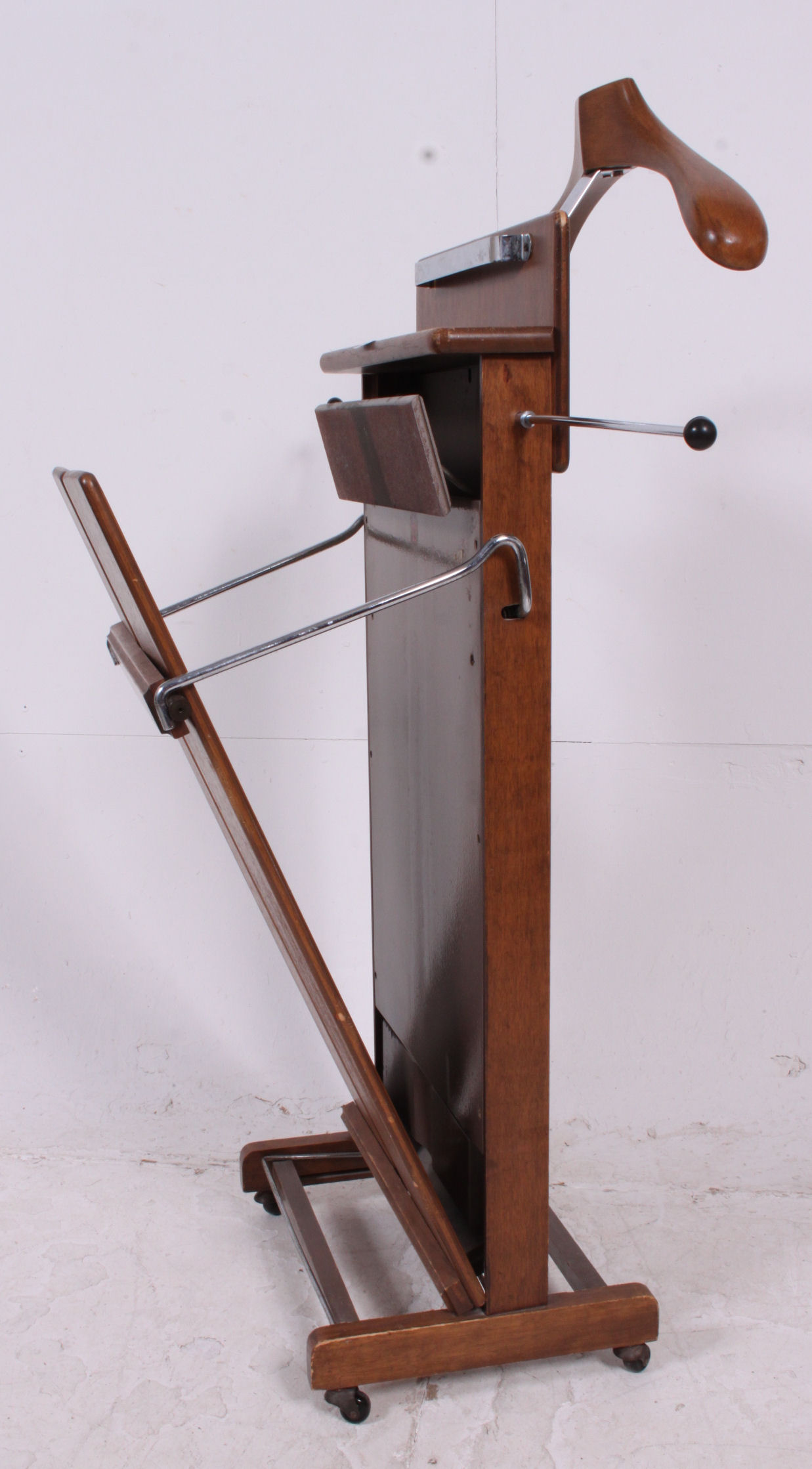 A vintage Corby of Windsor gentlemans trouser press / Valet. 105cm H
