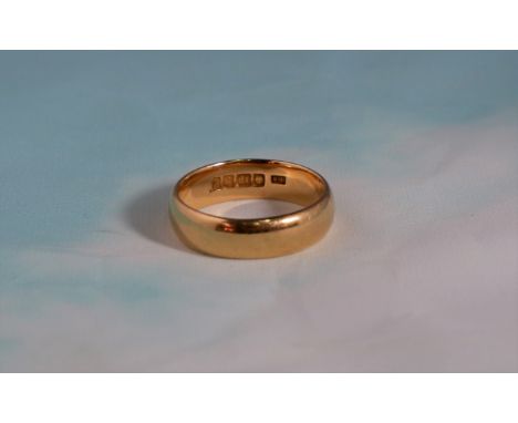 A gent's 18 carat hallmarked gold wedding ring, 8.5 gm, size 'T'