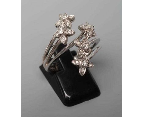 A MODERN TREMBLEUSE DIAMOND COCKTAIL RING, the five clusters set to knife edge shoulder bars and a plain white reeded shank s