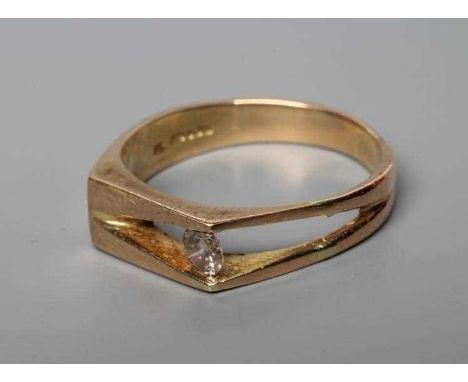 A GENTLEMAN'S SOLITAIRE DIAMOND RING, the brilliant cut stone of approximately 0.20cts tension set to an open panel and plain