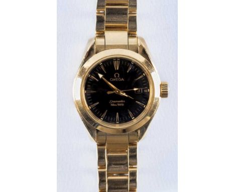 A MID SIZE 18CT GOLD OMEGA SEAMASTER AQUA TERRA WRISTWATCH, the black dial with applied triangular batons, date at 3, plain b
