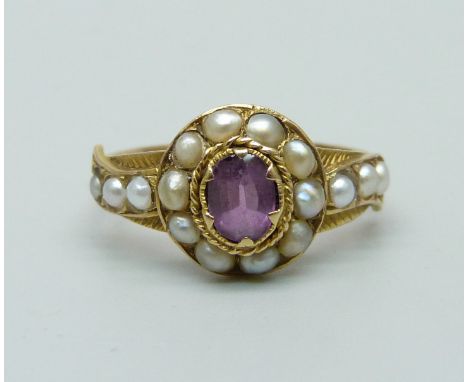 A Victorian 18ct yellow gold amethyst and pearl ring, J, 2g 