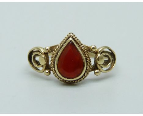 A 9ct yellow gold ring, M, 1.9g 