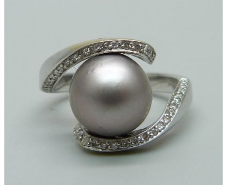 A white metal diamond and cultured Tahitian pearl ring, tests as 18ct gold, M, 7.8g 