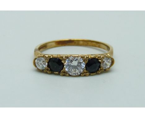 A 9ct yellow gold sapphire and clear stone ring, O, 2.5g 