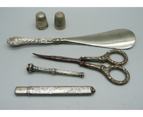 A silver pencil holder, a propelling pencil, two silver thimbles, etc. 